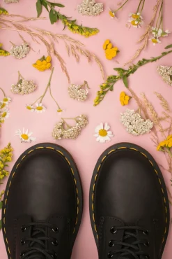 Dr. Martens 1460 Greasy Enkellaarzen In Zwart><noscript><img width=